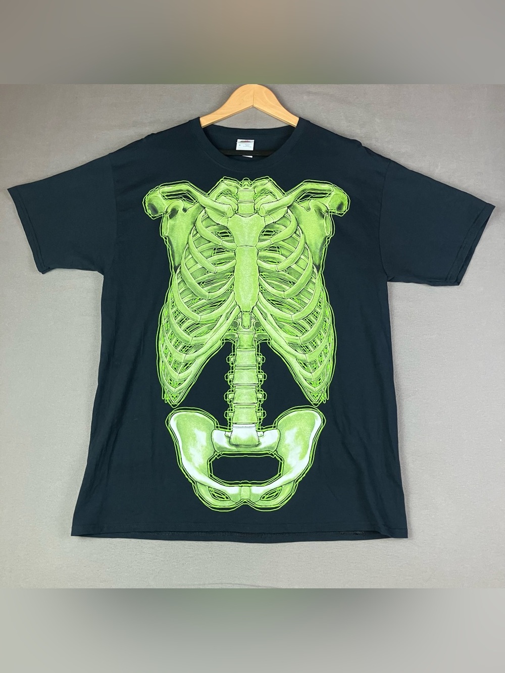 Vintage Y2K Black Skeleton Rib Cage Graphic T-Shirt Halloween Costume Fruit Loom